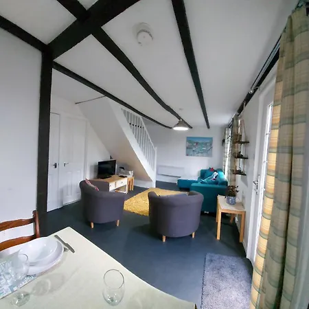 3.9. Tudor Court * Hayle
